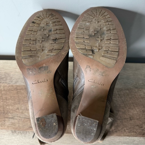 CLARKS Kaci’s Garnet Taupe Nutmeg Leather Suede Booties Block Heel Buckle Size 8 - Picture 8 of 16